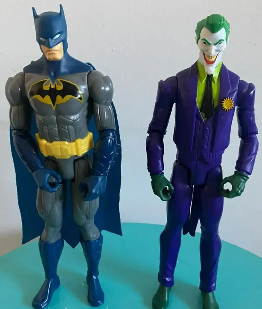 2 Bonecos Batman E Coringa articulados tamanho Barbie