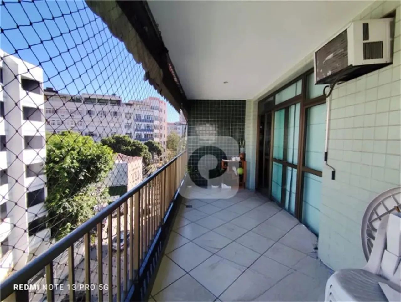 Sala dois quartos com varandão junto ao metrô!