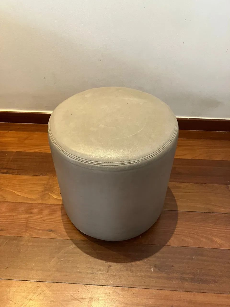 Pufe tok stok couro ecológico 