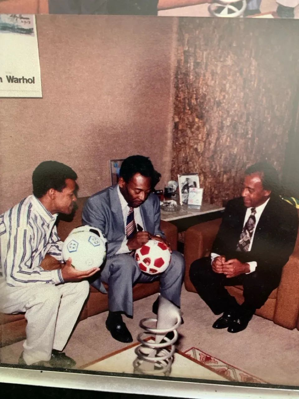 Bola de Futebol autografada pelo PELÉ  - Foto 3