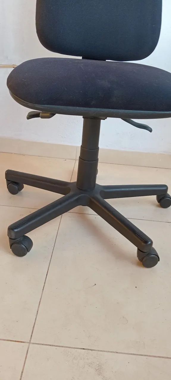 Cadeira de Escritório Preto com Rodinhas - Foto 3