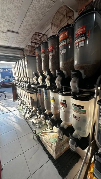 Dispenser de ração 20 litros cadê até 15 kilos em cada  - Foto 2