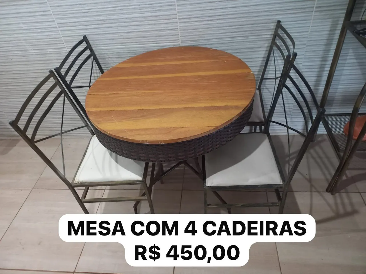 Mesa com 4 cadeiras semi novas ferro e madeira