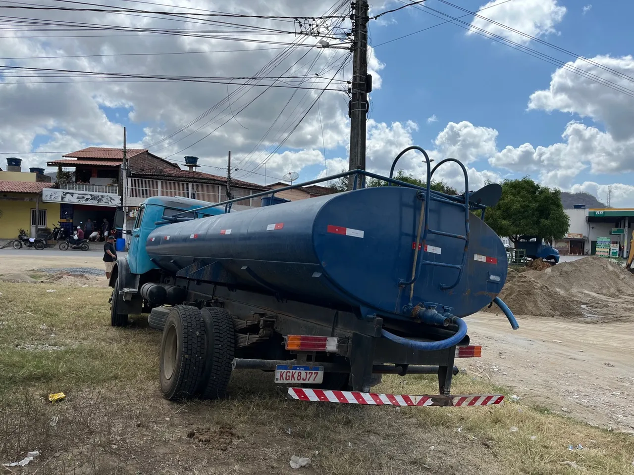Caminhão Pipa 1313, Pronto para o Trabalho!