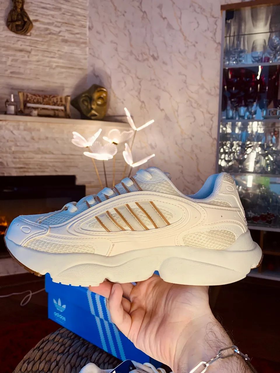 tênis Adidas Ozmillem white caramel - Foto 4