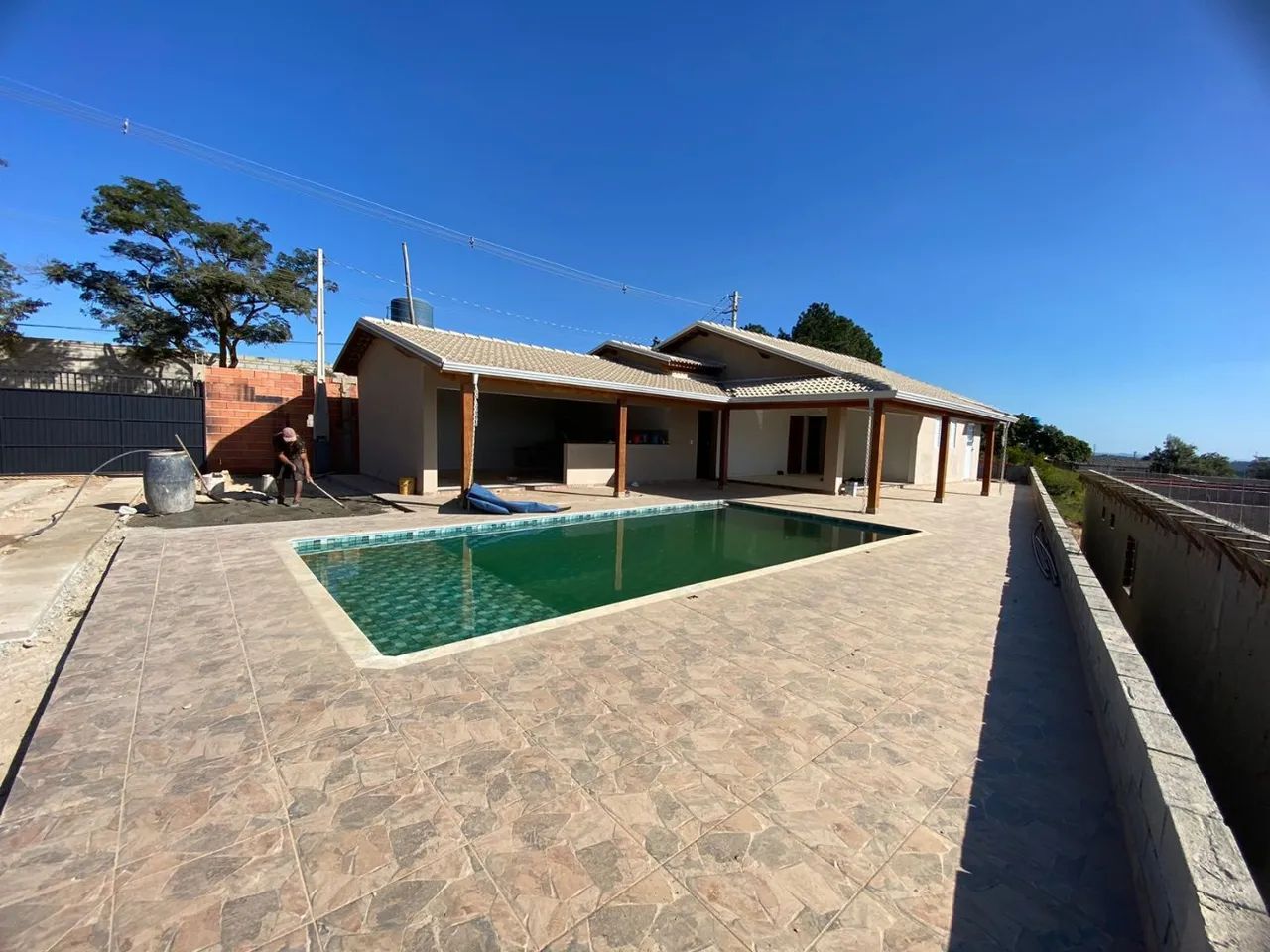 chacara para venda possui 130 metros quadrados com 3 quartos e sendo 3 suites terreno com 