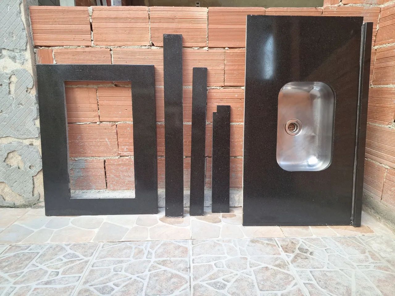 Pia granito preto com bancada para cooktop 5 bocas