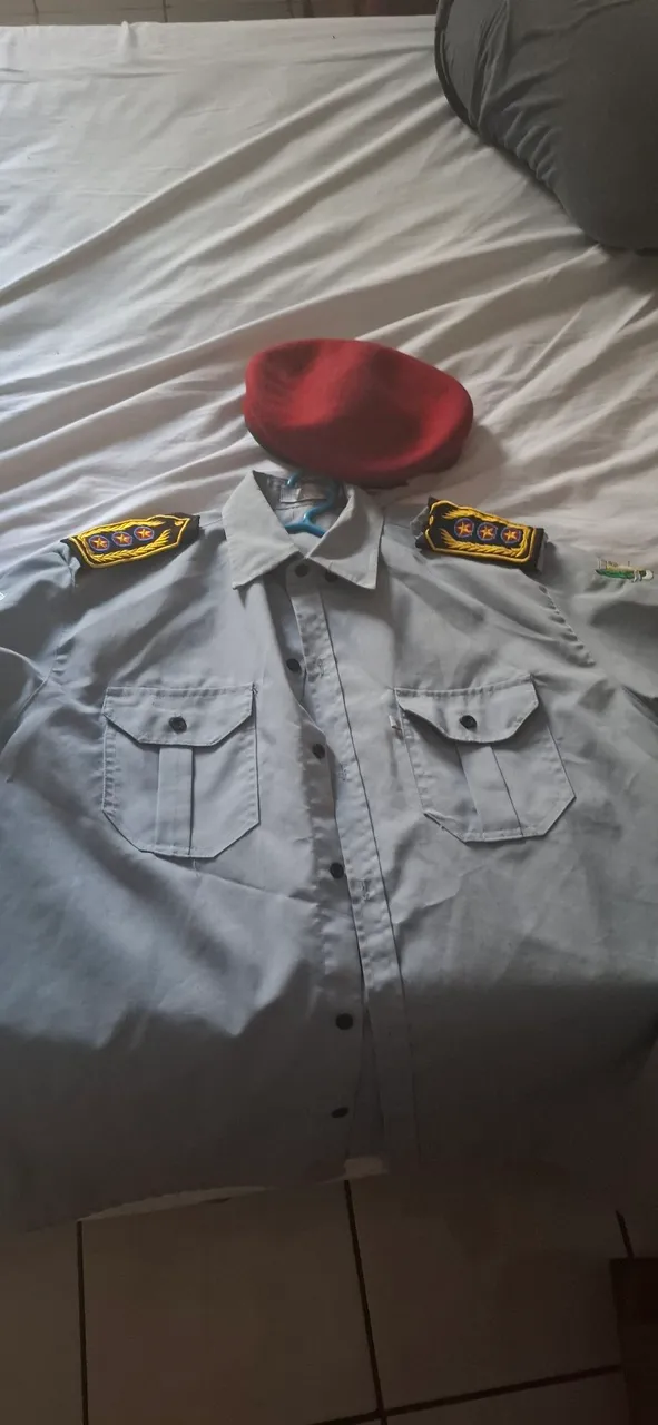 Uniforme colégio militar c/boina vermelha