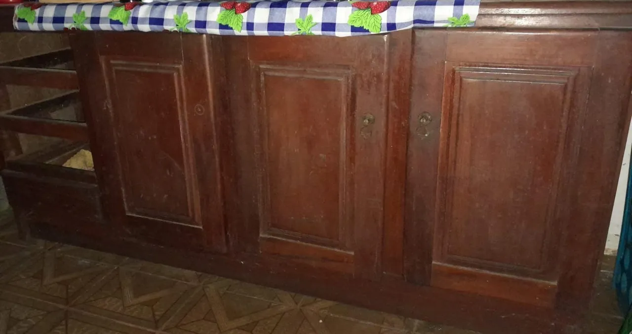 Armário de madeira com portas