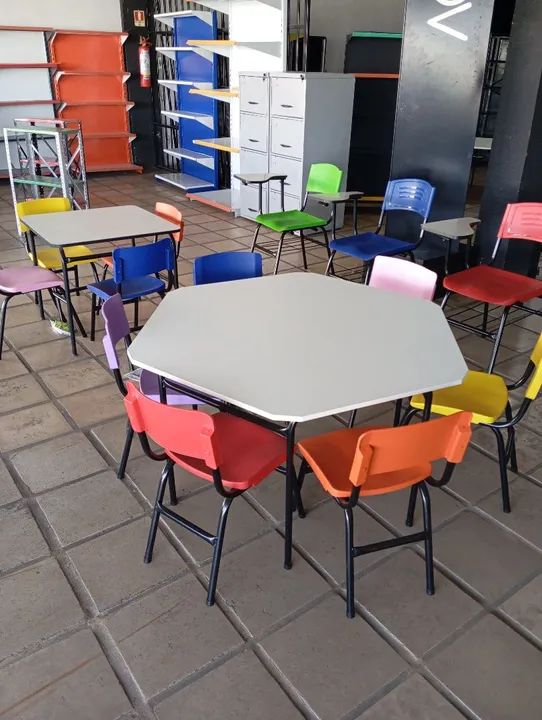 Conjunto de mesas e cadeiras 