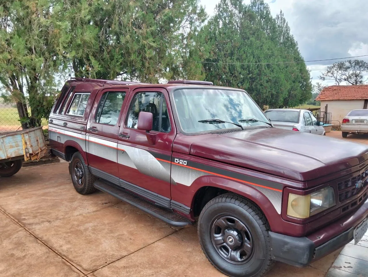 Vendo camionete D20 conservada cabine dupla . Abaixei o valor pra ir embora .