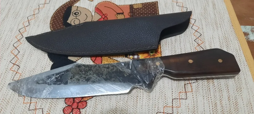 Faca "Hunter" em aço carbono com acabamento brut forge