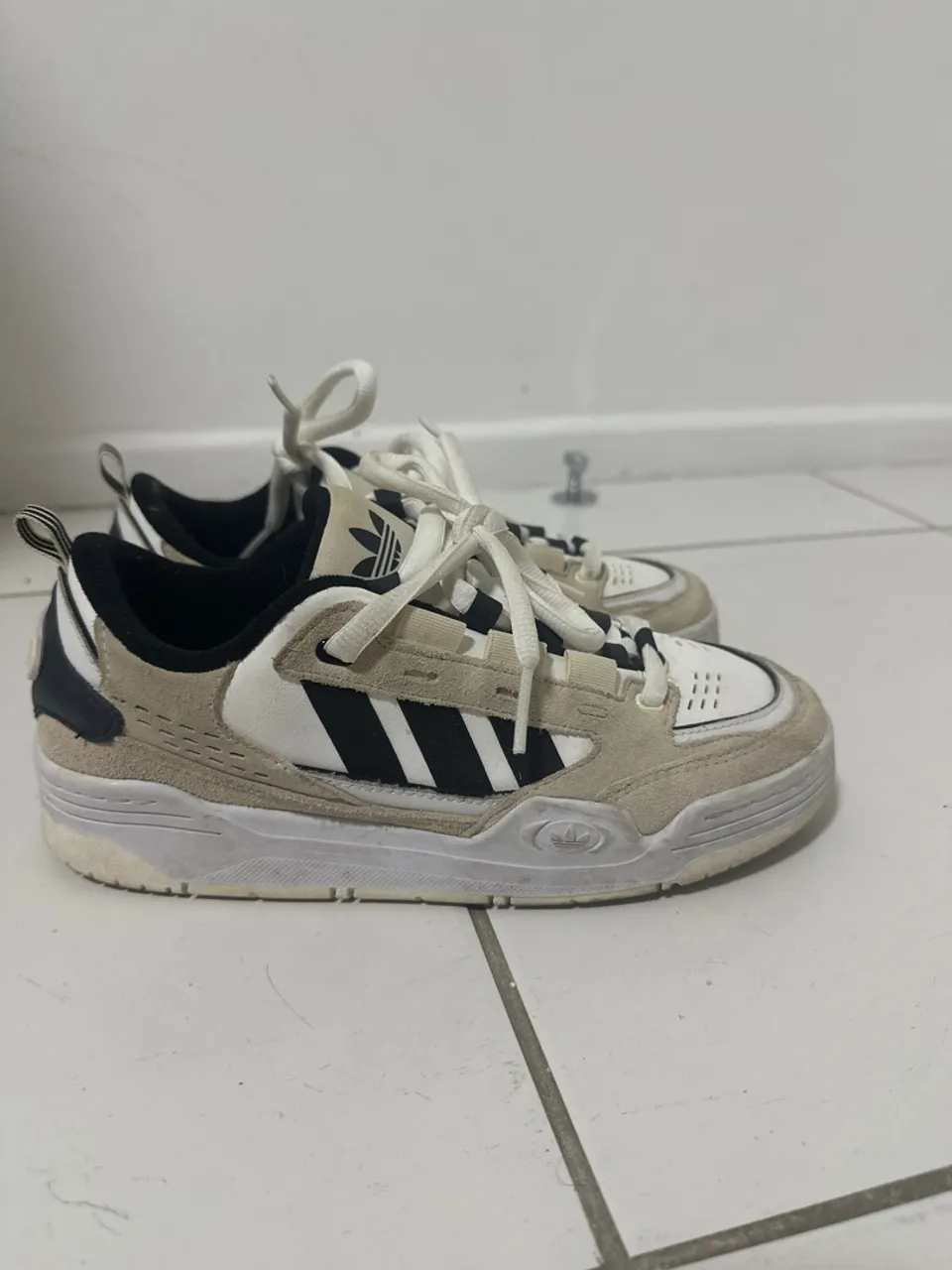 Adi 2000 beje com preto 