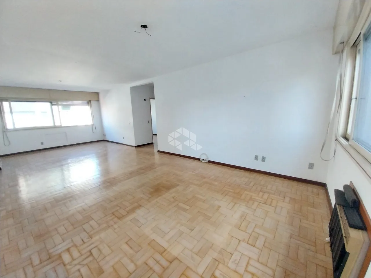 Apartamento de 4 dormitórios, 2 suites no Bairro Petrópolis com 1 vaga de estacionamento.