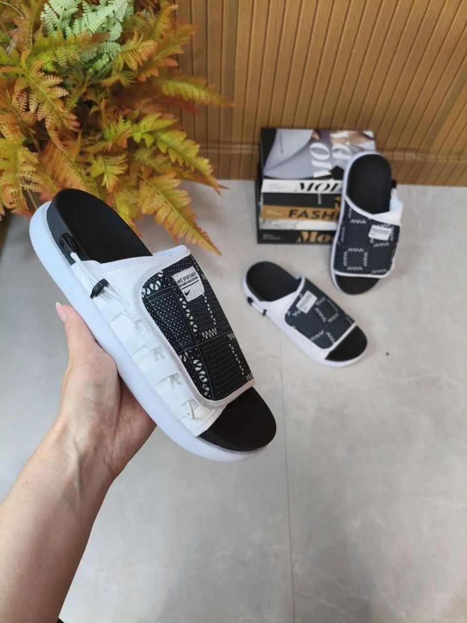 Chinelo Assuna Branco Preto 