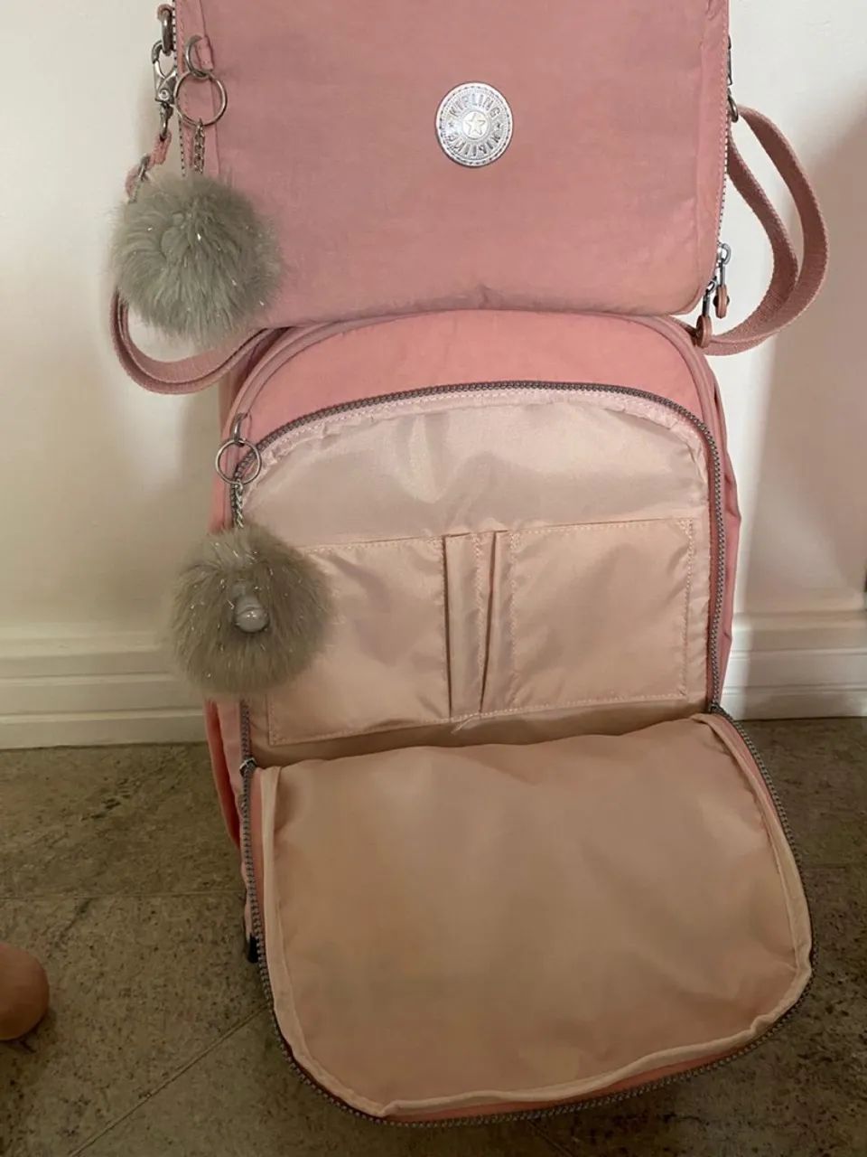 Jogo de Mochila de rodinha + Lancheira Kipling - cor Bridal Rosê  - Foto 5