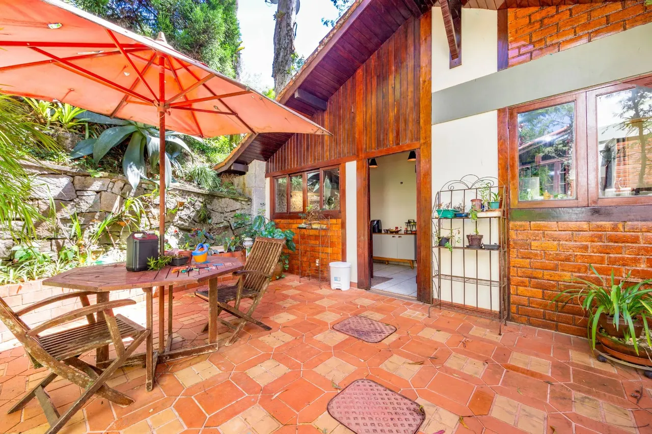 Casa com 5 quartos em condomínio na Granja Guarani, Teresópolis.