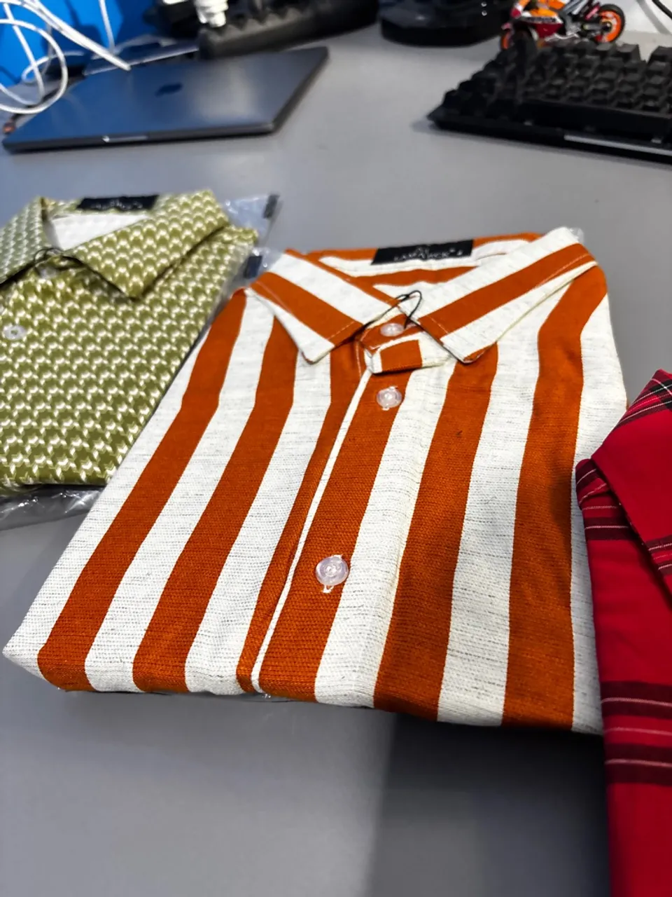 Camisa Listrada Laranja e Branca