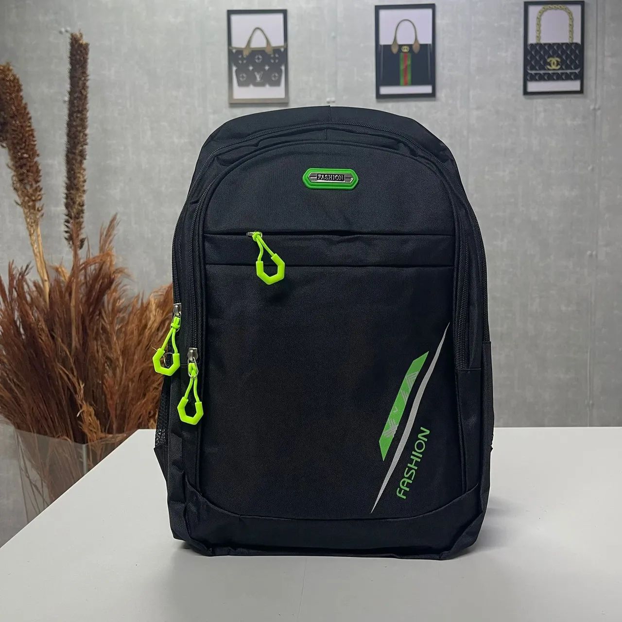 Mochila Preta com Detalhes em Verde, vermelho, ou cinza - Foto 4