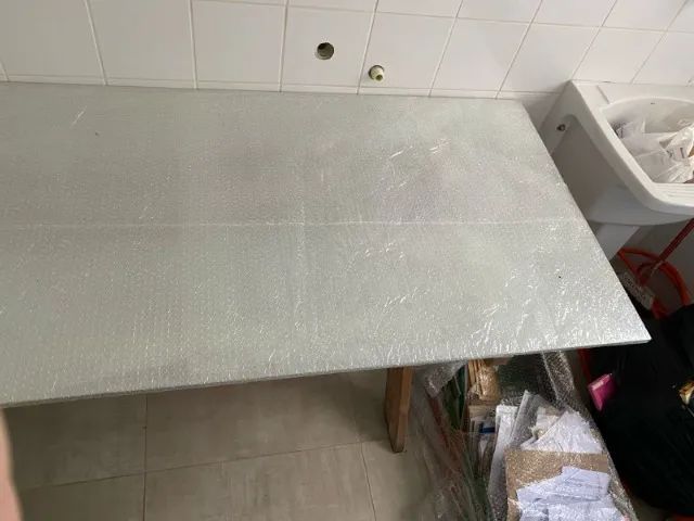 Mesa de vidro e pés de madeira - Foto 2