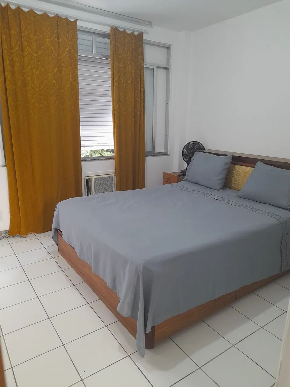 Cama  keen com baú de madeira, coxão esta como nuevo e cabeceira em madeira  - Foto 2
