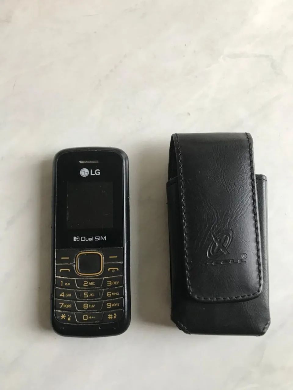 Celular simples lg com capa 