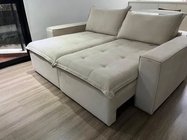 Sofá sala de estar - cor creme, retrátil.