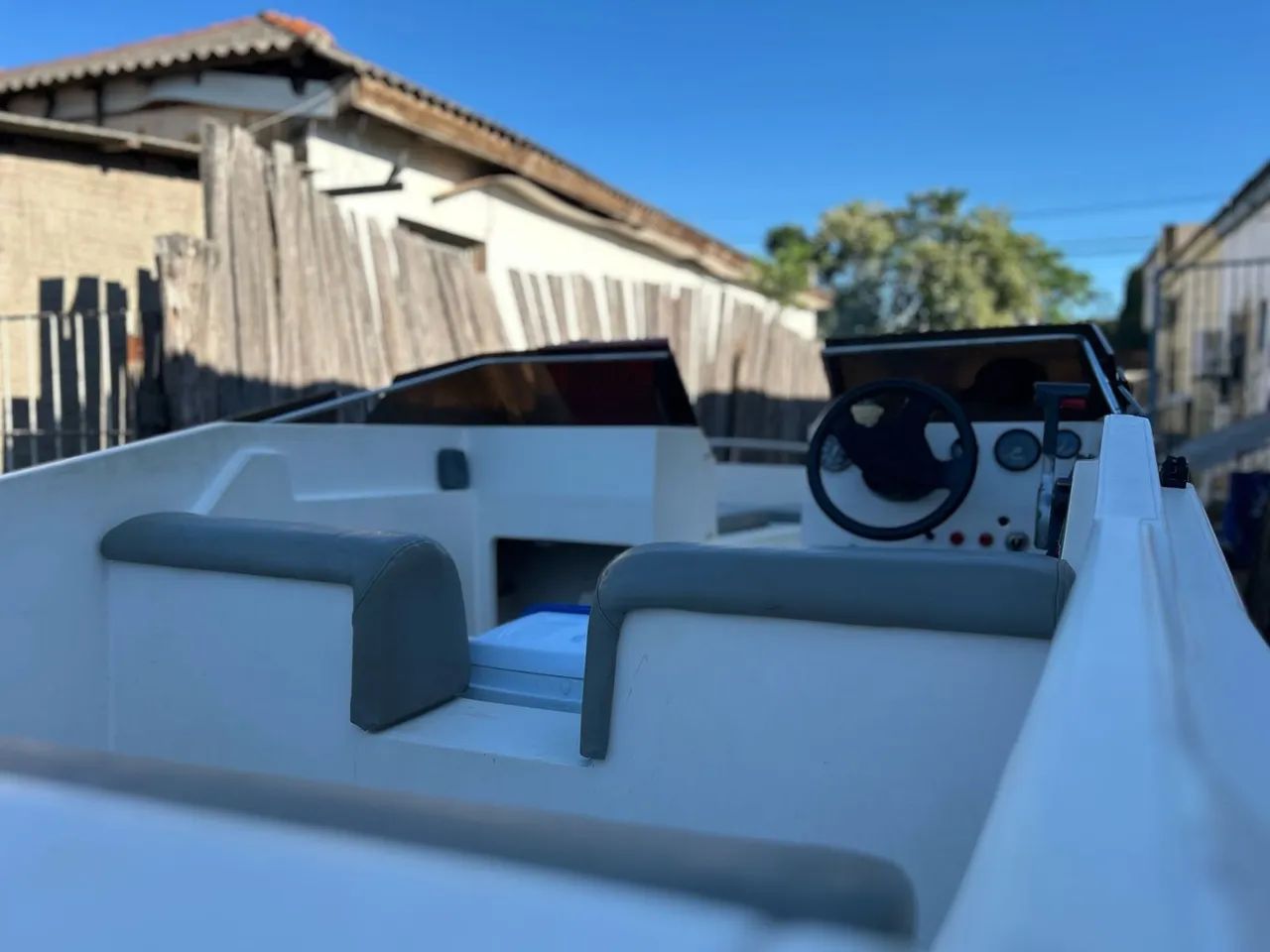 Lancha impecável para curtir o verão!