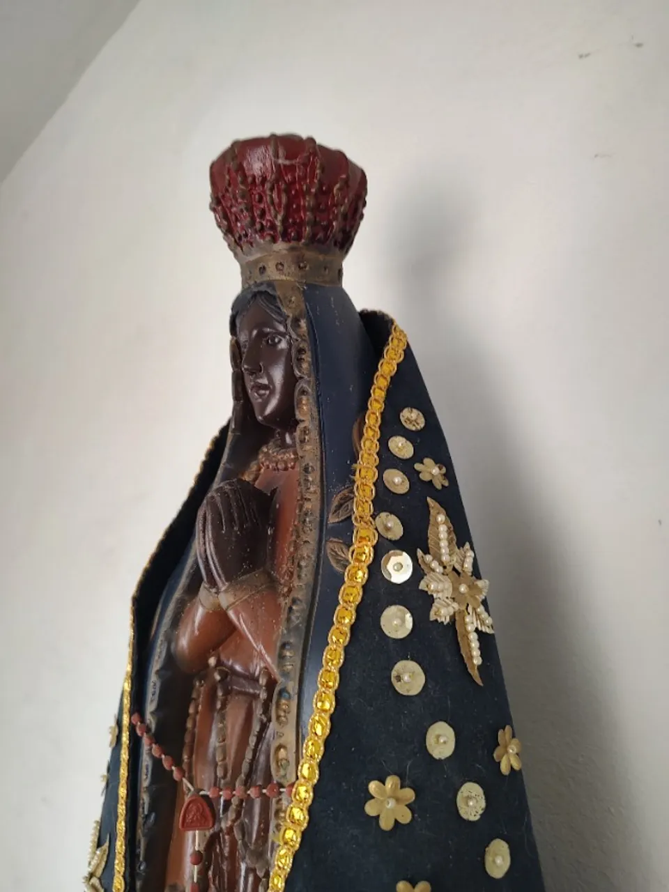 Vendo imagem de Nossa Senhora Aparecida 65 cm em gesso mais o suporte de madeira.