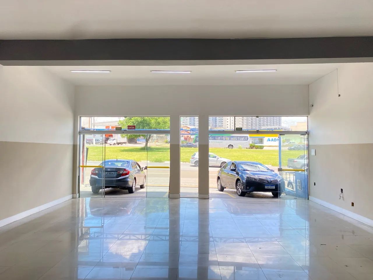 Grande Salão Comercial 200 m² - Frente Avenida da Emancipação + 4 Vagas - Hortolândia
