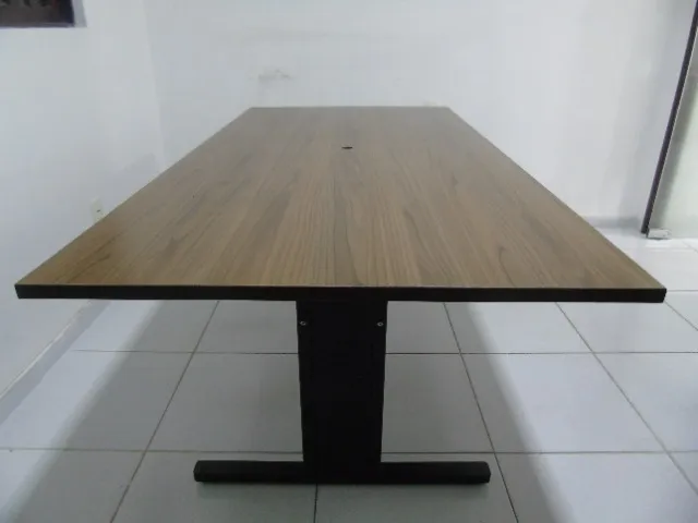 Mesa de reunião 06 lugares, madeira, estrtura em aço reforçado, medindo 1.0 x 2,00
