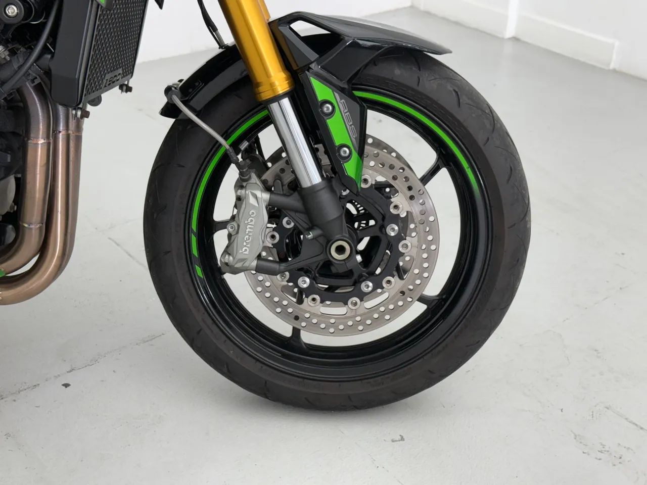 KAWASAKI Z900 R EDITION 2023 - 3.950 KM - ACESSÓRIOS  - Foto 10