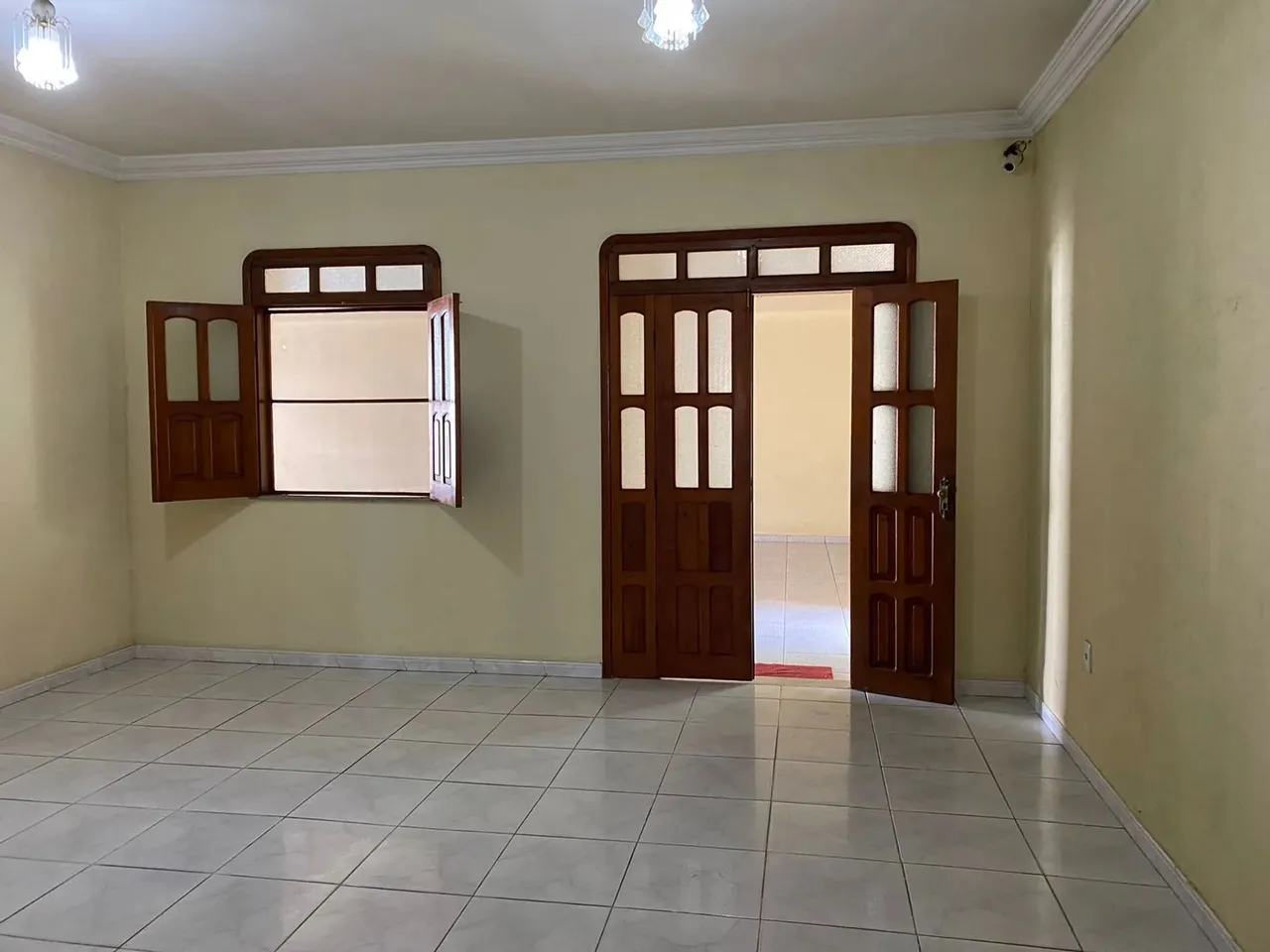 ALUGO OU VENDO MANSAO COM 02 PISOS COM 04 SUITES GRANDES COM PISCINA EM FLORES
