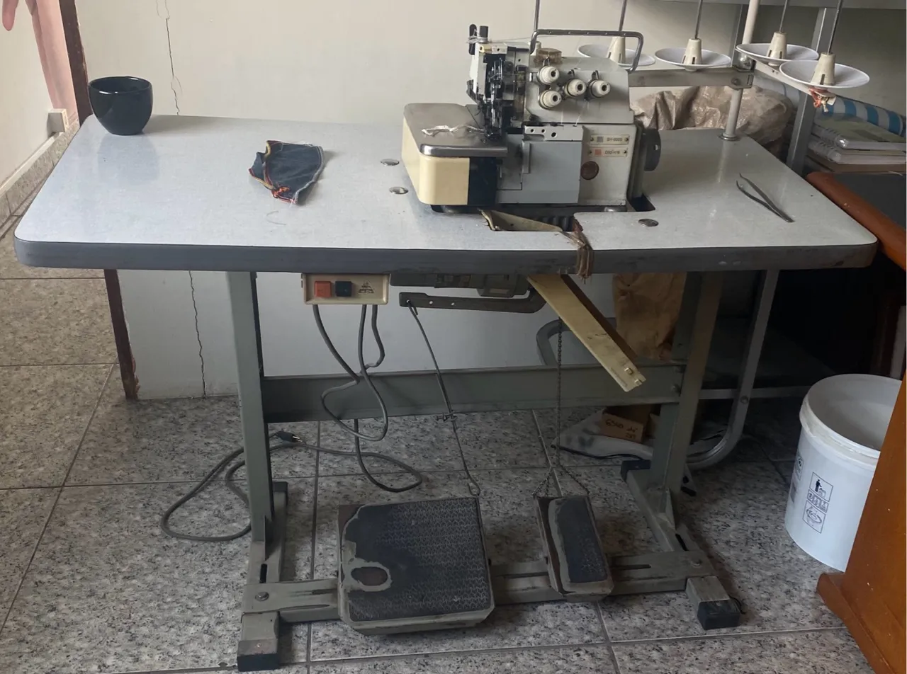 Máquina de Costura Overlock Industrial
