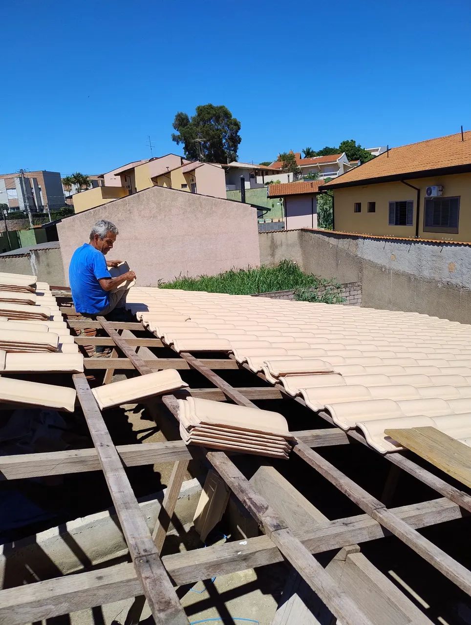 Serviço de instalação de portas e telhados ,reformas em geral serviço de verniz é restauro - Foto 4
