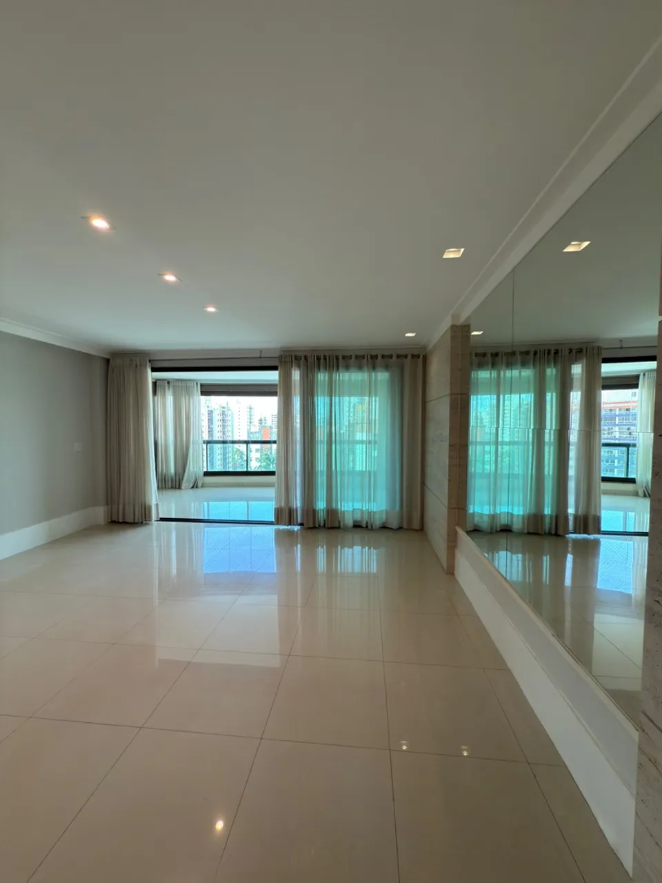 Alugo apartamento de 4 suítes
