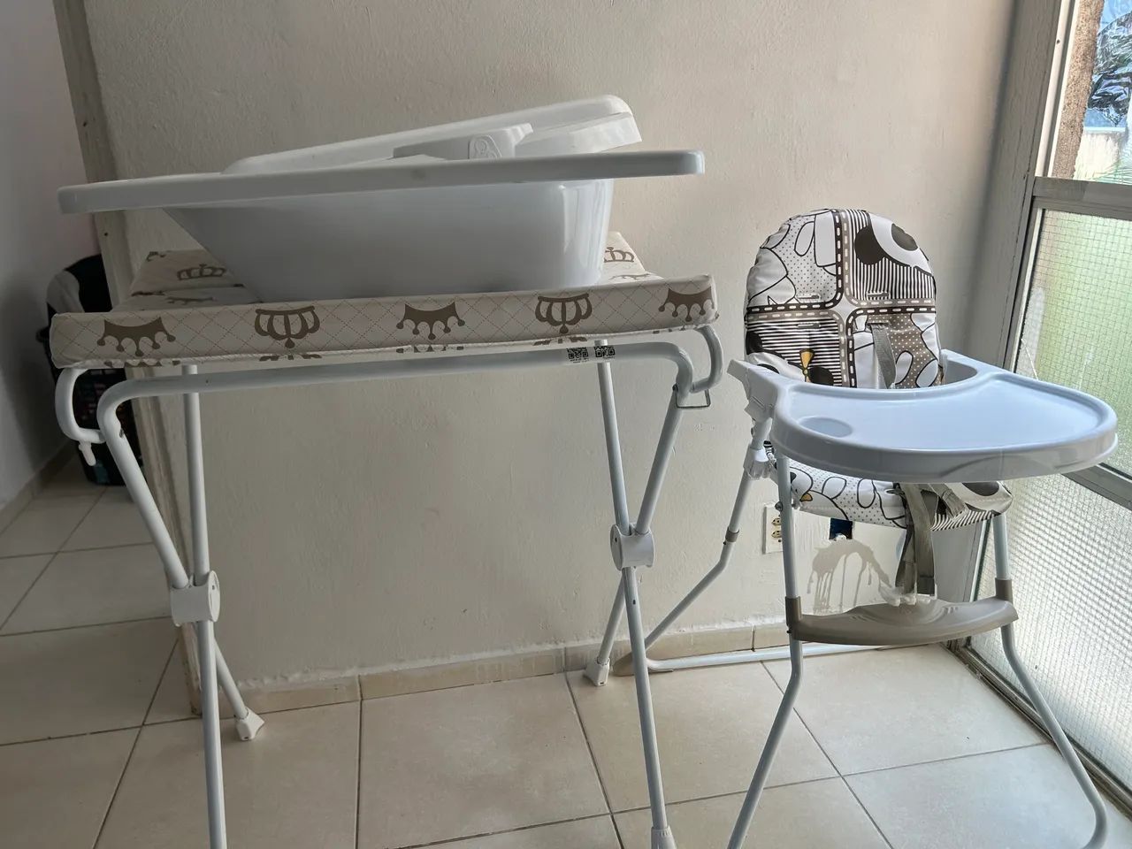 Cadeirinha de alimentação e banheira