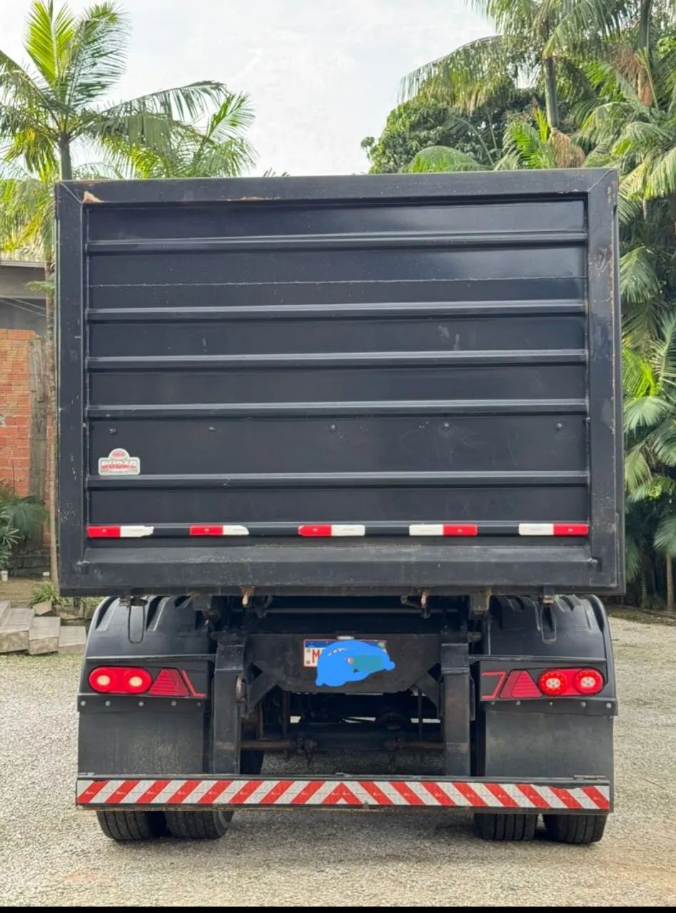Caçamba com rodas a disco