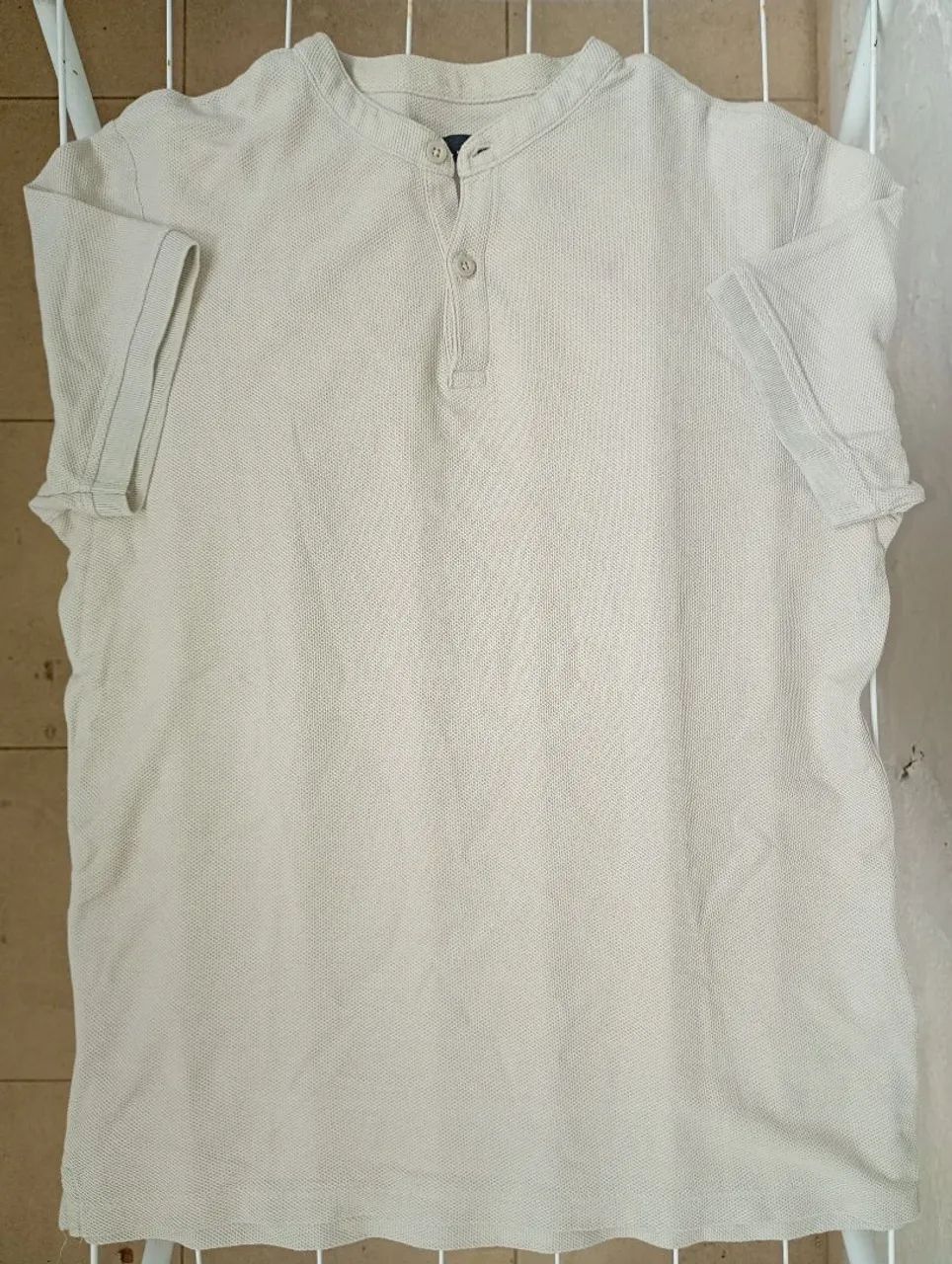 Camiseta (modelo Henley)