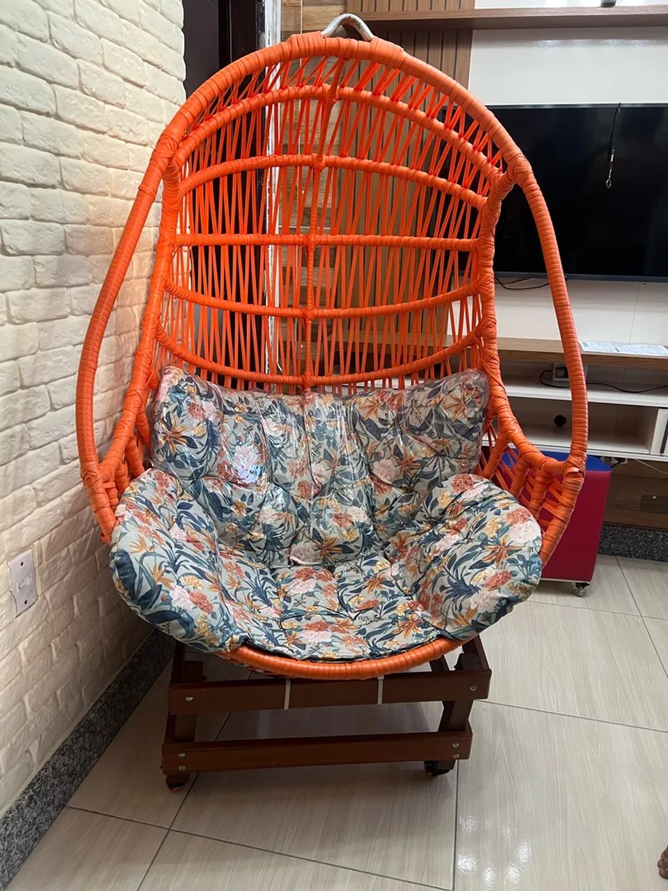 Vendo cadeira d balanço suspensa bem conservada  R$ 1650,00 reais  - Foto 5