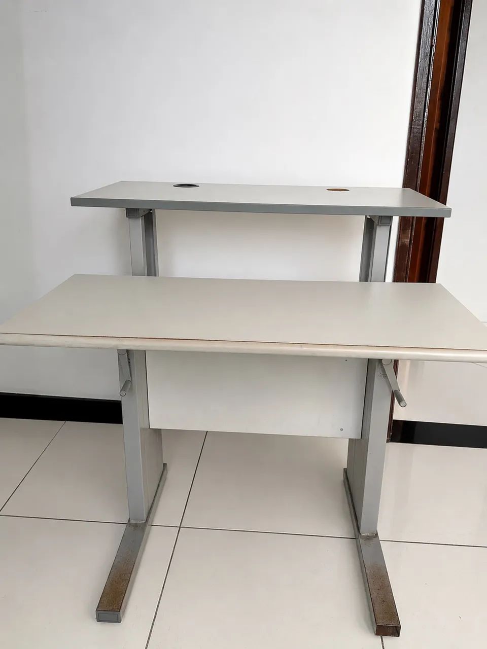 Mesa para Computador/Escritório com Prateleira - Usada