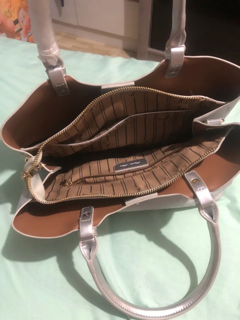 Esta elegante bolsa tote cinza prateada  - Foto 2