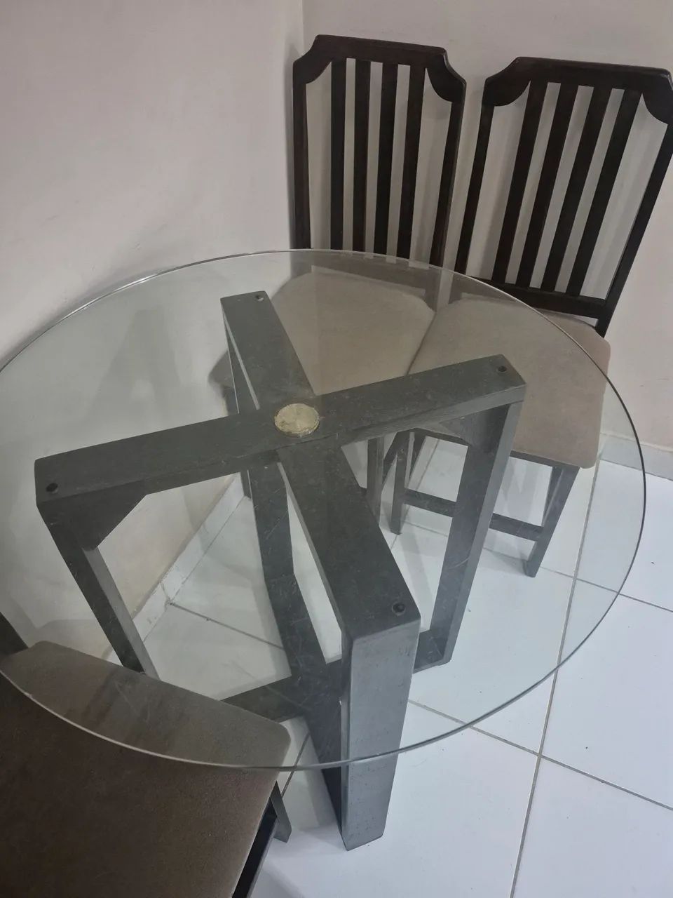 Mesa de jantar redonda de vidro e 4 cadeiras