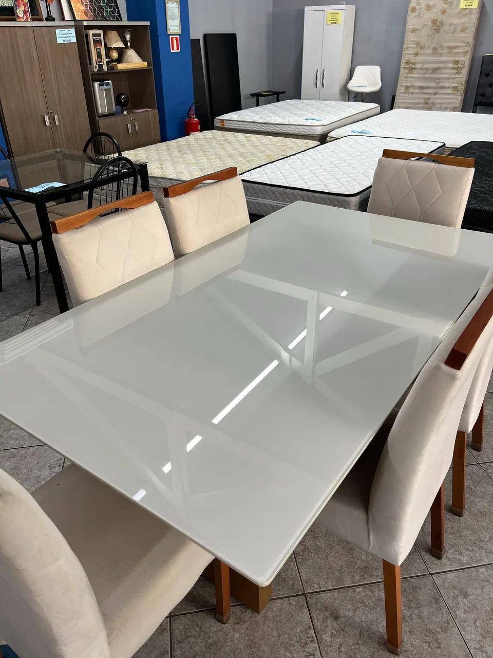 Mesa de jantar Laqueada com 6 cadeiras 