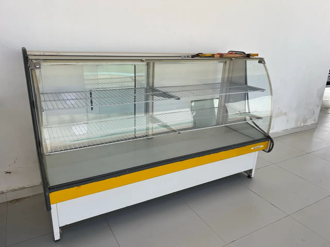 Vitrine de madeira