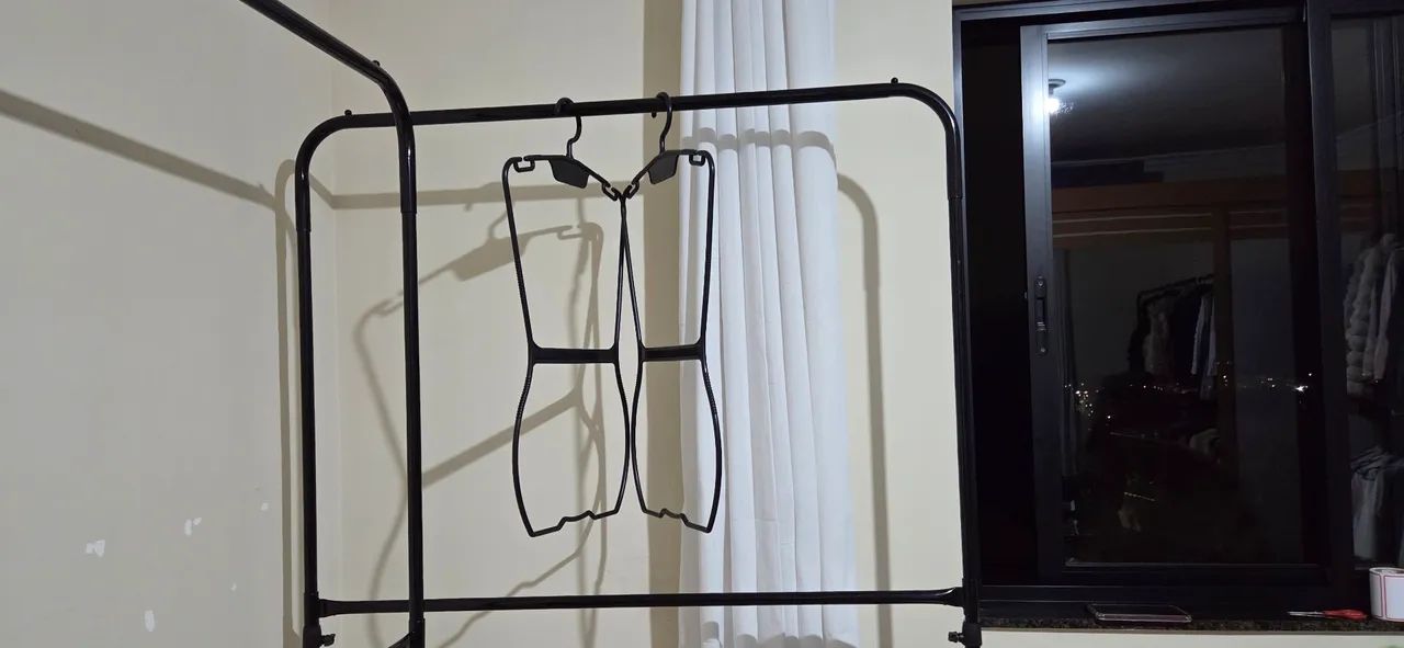 Cabideiro de roupas ( arara nova )