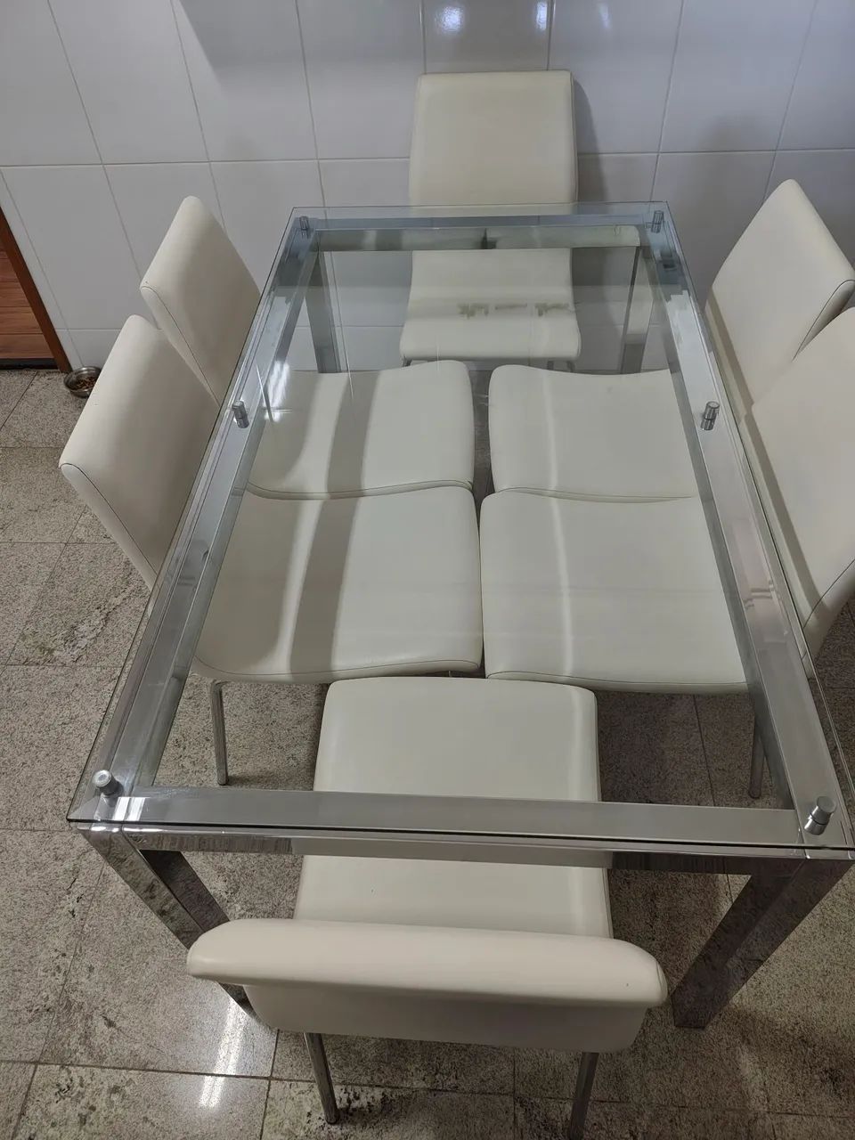 Mesa Retangular, tampo de vidro e base de inox. Medida 1,40 x 0,80 c/ 6 cadeiras