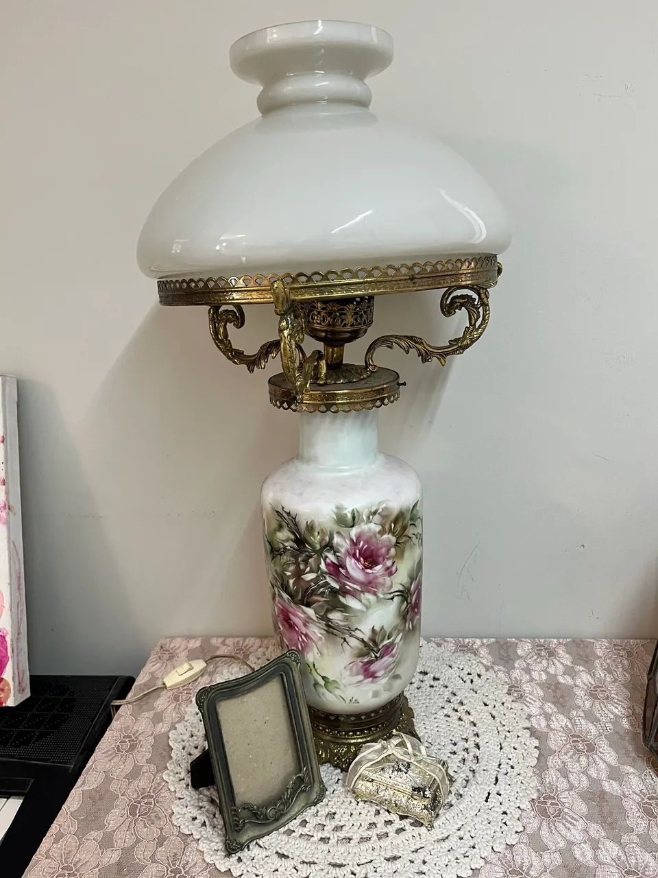 Lustre porcelana e bronze com cúpula de vidro leitosa. - Foto 3