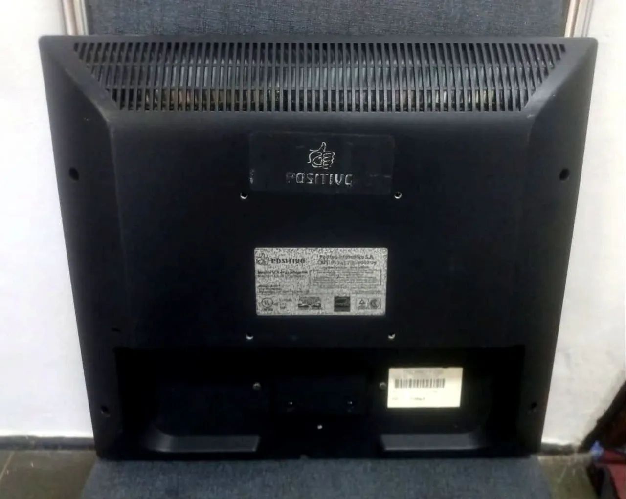 Monitor de 17 polegadas da marca Positivo sem a base (sem pé)  - Foto 2