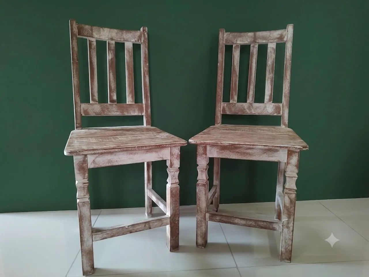 Cadeiras de madeira de demolição patinada 